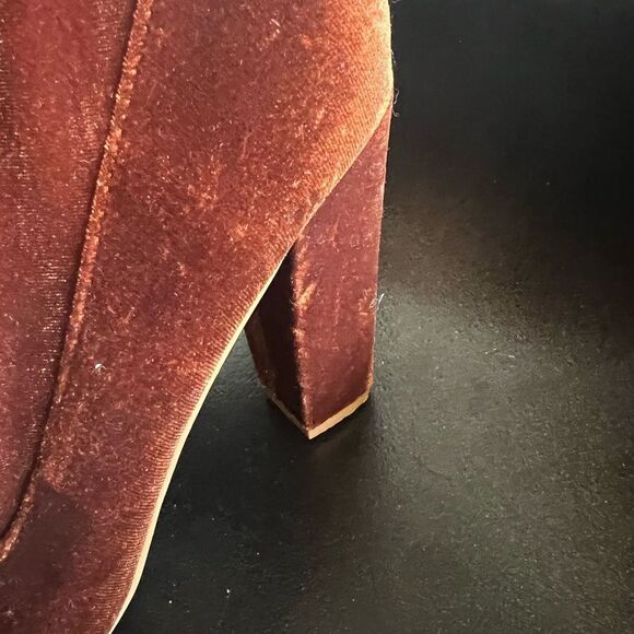 Brown/tan velvet boots
Forever 21 Sz 8 - Picture 10 of 16
